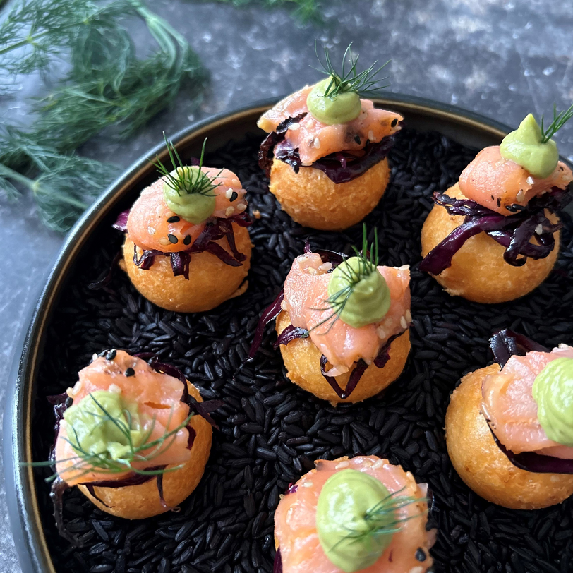 Frittelle al formaggio, salmone e maionese all'avocado